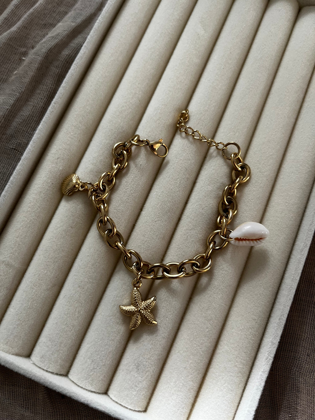 Armband mit Muscheln und Seestern-Charm, Gold