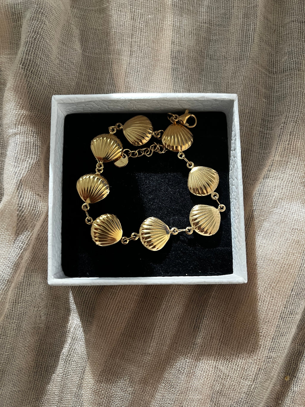 Goldfarbenes Muschel-Armband
