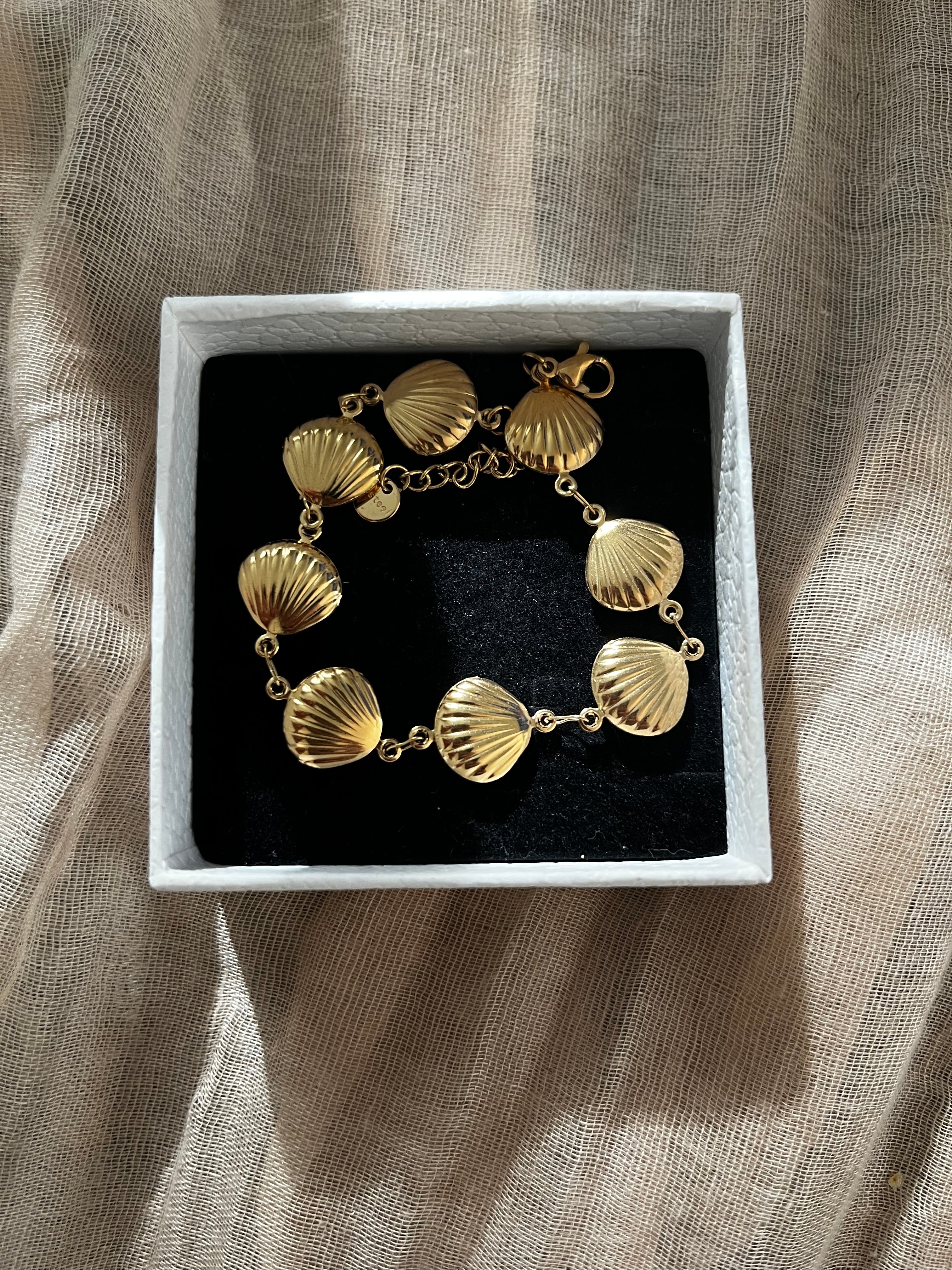 Goldfarbenes Muschel-Armband